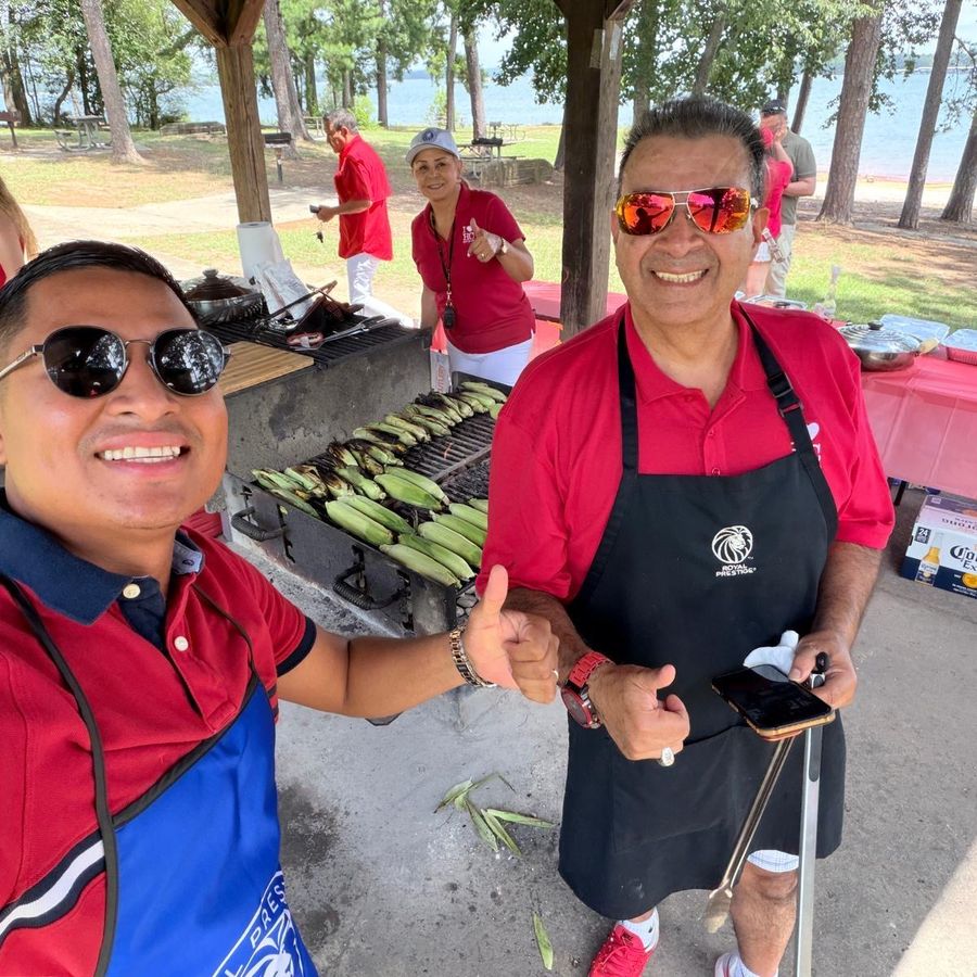 Parrillada del equipo junto al lago
