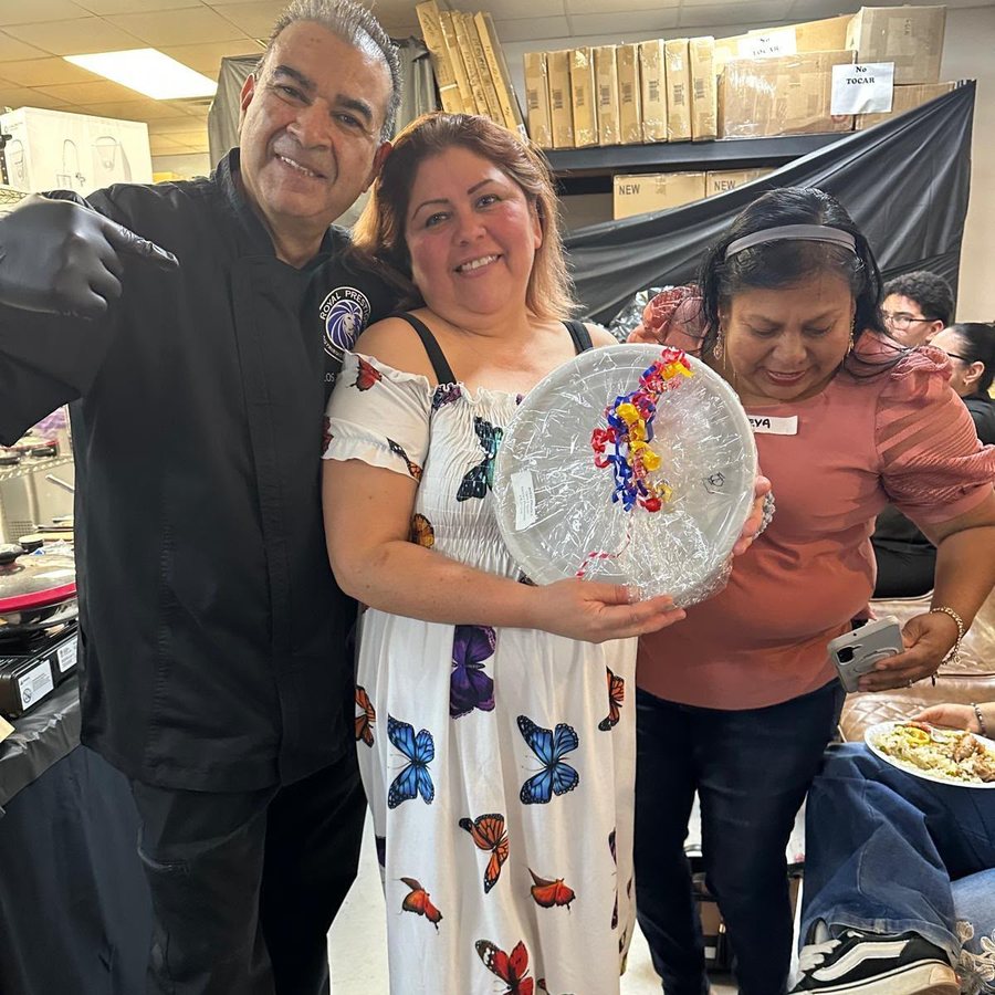 Carlos cocinando junto a una clienta